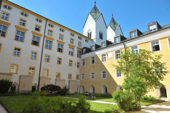 Kloster Niedernburg Innenhof(c)Stadt Passau