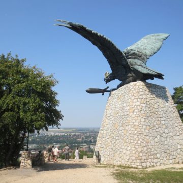Tatabánya Turul Vogel Statue