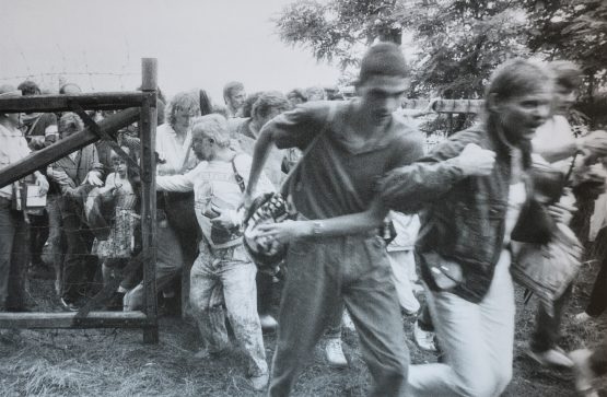GDR refugees at the Hungarian-Austrian border at the 1989 Pan-European Picnic. (c) Tamás Lobenwein, with permission of the Pan-European Picnic '89 Foundation.