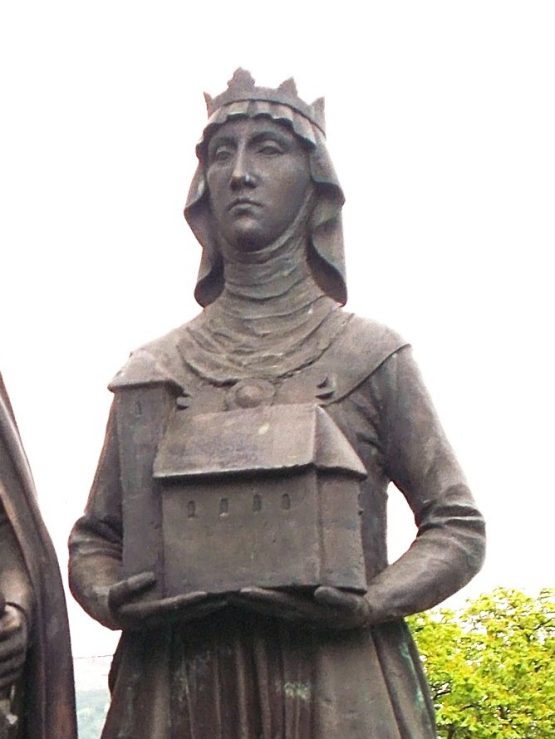 Queen Gisela statue in Nagymaros (c)wikicommons - Globetrotter19, CC BY-SA 3.0