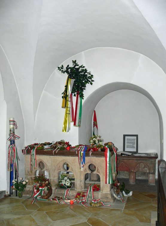 Die Grabstätte der Gisela, mit einem spätgotischen Hochgrab überbaut © Wikimedia Commons - Andreas Praefcke, CC BY 3.0